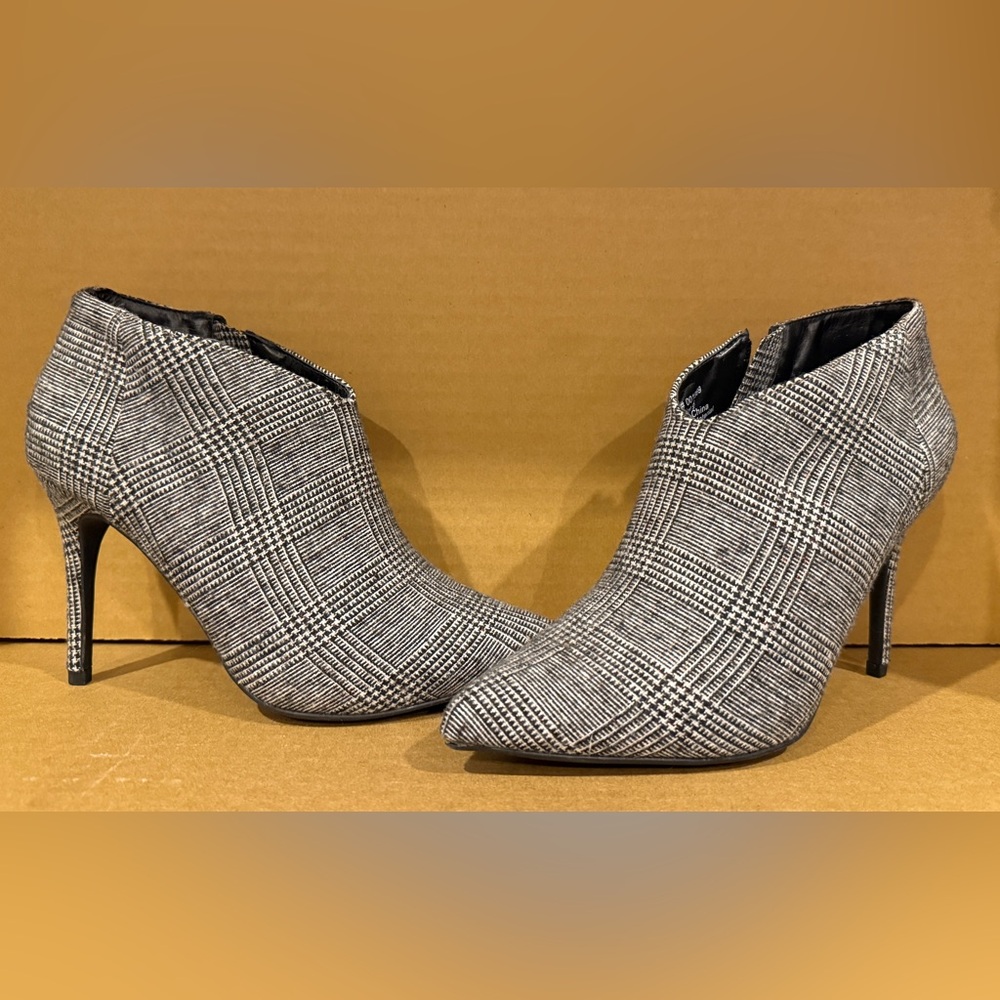 C Black and White Ankle Boots Sleek Design